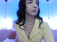 Soy una mujer que lleva la sensualidad con gracia, un destello de alegría en cada paso que doy. Mi carisma es como un imán, atrayendo a aquellos que buscan una dosis de positividad en sus vidas. La diversión es mi compañera constante.