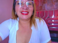 Mit ihren üppigen Kurven und einem Körper, der vor Lust nur so strotzt, weiß sie genau, wie sie dich erregen kann. Ihr blondes Haar unterstreicht ihren verschmitzten Blick, und ihre Erfahrung macht jedes Treffen zu einer unwiderstehlichen Reise voller Lust und Versuchung. Sie wird dich mit ihrer reifen Sinnlichkeit, ihren üppigen Attributen und ihrer unverschämt provokanten Art, mit deinen Wünschen zu spielen, in ihren Bann ziehen.