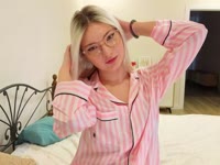 Im a little mysterious, a little playful, and i love a reading Tarot. Maybe i can tell you something about your future...or perhaps you will surprise me first.