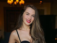 camgirl playing with vibrator QuinnTakara