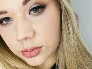 camwhore masturbating with dildo AminaDigges