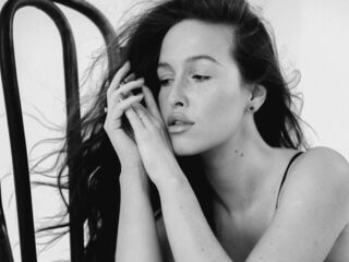 cam girl playing with sextoy BettyLarson