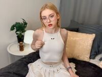 camgirl masturbating with dildo CarolinaCrystal