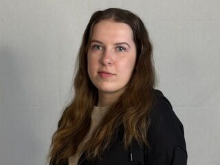 naughty camgirl fingering shaved pussy DeniseGriffin