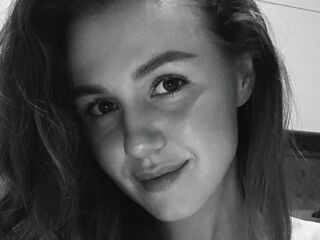 naughty camgirl fingering shaved pussy JanieceZarco