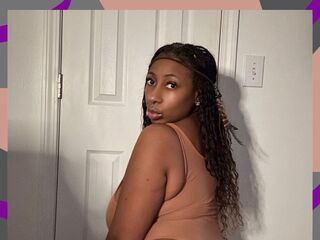 naked camgirl fingering pussy MadamGlam