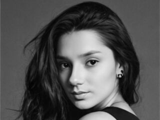 camgirl fingering bald pussy MaybelleMenjes