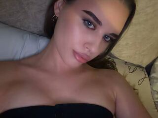 naked girl with webcam masturbating with dildo RhiannonJumper