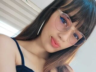 camgirl playing with vibrator YiyisMarthin